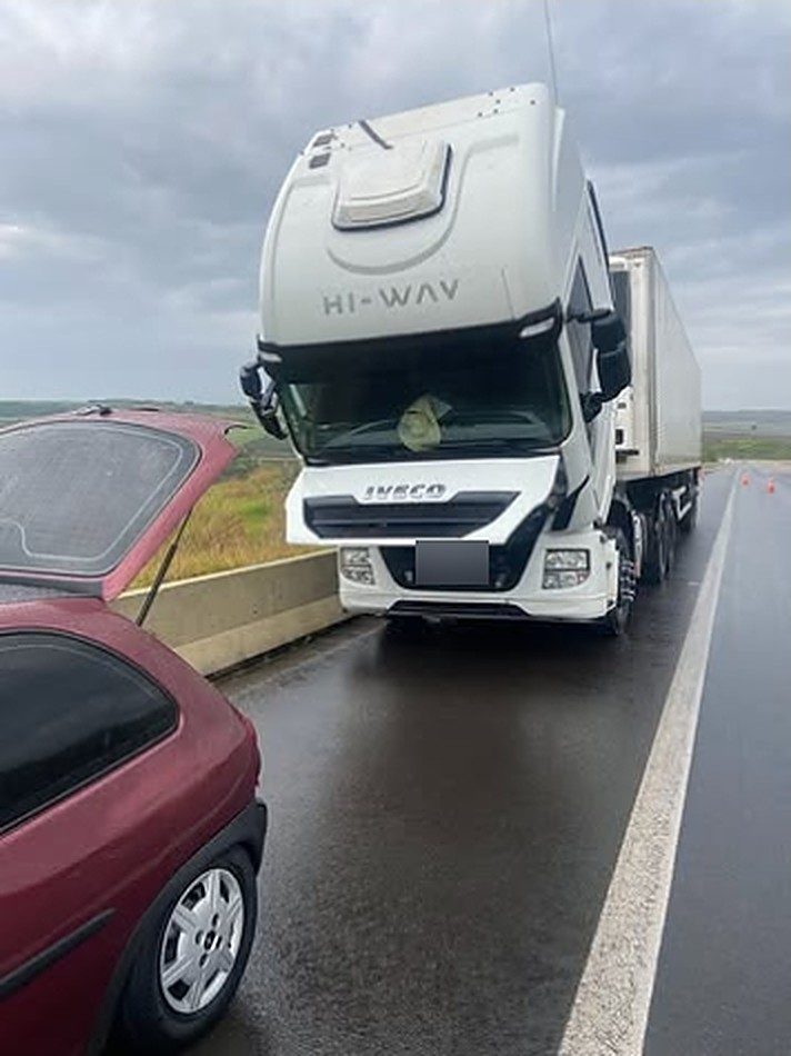 Príncipe do Socorro, socorro e mecânica móvel em Campinas: caminhão Iveco Hi-Way branco parado no acostamento de uma rodovia, em atendimento de socorro mecânico